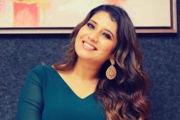 VJ பிரியங்காவின் புது காதலர் இவரா.. கட்டிப்பிடித்து நெருக்கமான போட்டோ