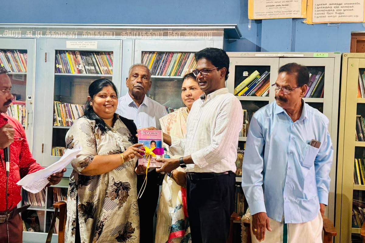 ஒரு கோடி ரூபாய் மதிப்பில் 25,000 நூல்கள்: கிழக்கு நூலகங்களுக்கு கல்லாறு சதீஷின் அன்பளிப்பு! | 25 000 Books Kallaru Satheesh S Gift To Libraries ஒரு கோடி ரூபாய் மதிப்பில் 25,000 நூல்கள்: கிழக்கு நூலகங்களுக்கு கல்லாறு சதீஷின் அன்பளிப்பு! | 25 000 Books Kallaru Satheesh S Gift To Libraries