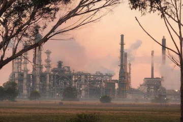 තෙල් පිරිපහදුවක් ගිනි ගනී - ඕස්ට්‍රේලියානු රජය අනතුරු අඟවයි