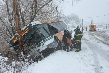 பிரிட்டிஸ் கொலம்பிய பஸ் விபத்தில் 4 பேர் பலி