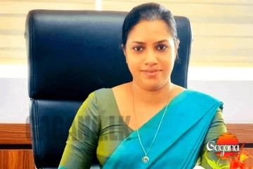 මන්ත්‍රීවරු 117කගේ සද්දෙට බය නොවී හරියට වැඩේ කරපු නිළියක් වගේ ලස්සන කොමසාරිස්තුමිය [PHOTO]