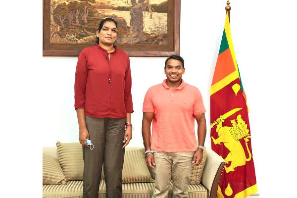 அமைச்சர் நாமலை சந்தித்த வலைப்பந்தாட்ட தமிழ் வீராங்கனை தர்சினி! | Sri Lanka Namal Rajapaksa Meet Tharjini Sivalingam அமைச்சர் நாமலை சந்தித்த வலைப்பந்தாட்ட தமிழ் வீராங்கனை தர்சினி! | Sri Lanka Namal Rajapaksa Meet Tharjini Sivalingam