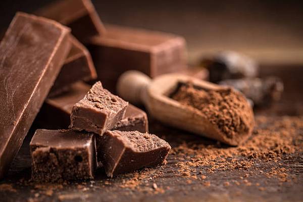 homemade chocolate: நாவூரும் சுவையில் பால் சாக்லேட்: வெறும் 5 பொருள் இருந்தா போதும் | Homemade Milk Chocolate Recipe In Tamil