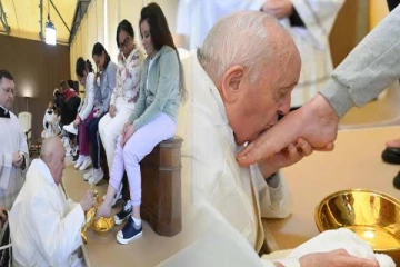 வழக்கத்தை மாற்றிய போப் பிரான்சிஸ் : பெண் கைதிகளின் பாதங்களை கழுவி முத்தமிட்டார்