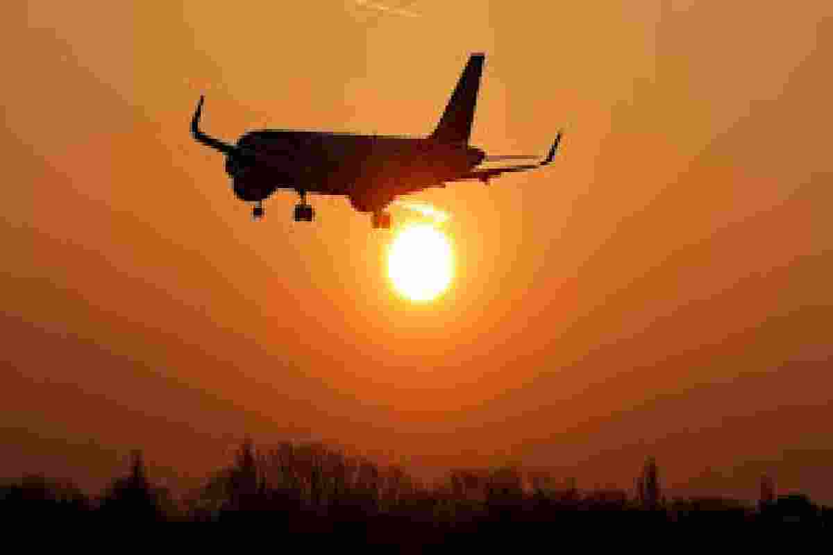 புதிய தாக்குதல்களுக்கு தயாராகும் அமெரிக்கா : மேற்கு பிராந்திய வான்வெளியை மூடியது ஈரான் | Iran Shuts Western Airspace Fears Us Strikes