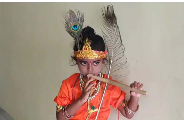 மகளை கிருஷ்ணராக மாற்றிய இஸ்லாமிய பெற்றோர்! இணையத்தில் வைரலாகும் புகைப்படம் | Muslim Couple Daughter Dressing Krishna