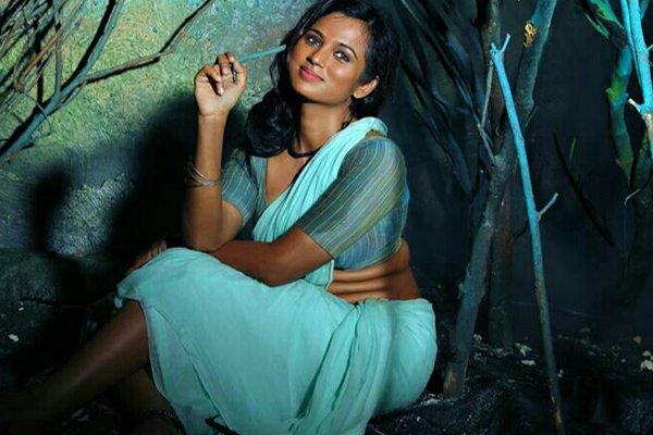 மீண்டும் இடுப்பழகியாக மாறிய ரம்யா பாண்டியன்.. புகைப்படத்தை பார்த்து வர்ணிக்கும் ரசிகர்கள்.. | Ramya Pandian Latest Cutre Photos After Glamour