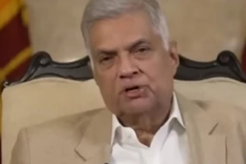 "අලුත් අත්දැකීමක් ලබන්න කැමති විදේශිකයින්ට ශ්රී ලංකාවේ සංචාරය කරන්න පුළුවන්.. ජනාධිපතිවරයාට ගෙදර යන්න කියලා ඔවුන්ට පුලුවන් පුවරු අරන් ඉන්න..ඒ වගේම අගමැතිවරයාටත්.." - අගමැති විදෙස් මාධ්යට කීව කතාව.. (VIDEO)