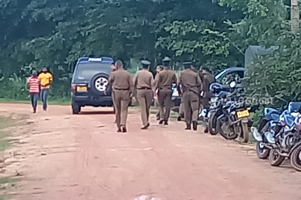 தரவையில் மக்களை அச்சுறுத்திய பொலிஸார்: ஊடகங்களை கண்டு திரும்பி ஓட்டம் (Photos) | Police Threaten People Turning After Seeing Media