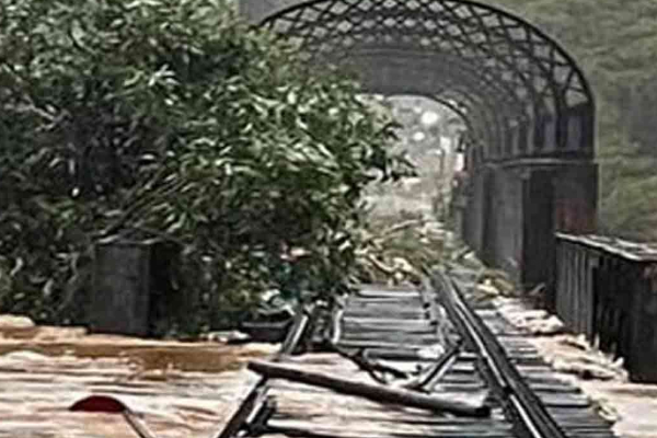 பேராதனையில் உடைந்து விழுந்த பாலம் தொடர்பில் எடுக்கப்பட்ட முக்கிய தீர்மானம் | Key Decision On Collapsed Bridge In Peradeniya பேராதனையில் உடைந்து விழுந்த பாலம் தொடர்பில் எடுக்கப்பட்ட முக்கிய தீர்மானம் | Key Decision On Collapsed Bridge In Peradeniya