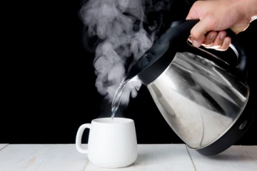 தினமும் காலையில் 2 டம்ளர் வெந்நீர் குடிச்சா என்ன நடக்கும் தெரியுமா? கட்டாயம் தெரிந்து கொள்ளுங்கள்