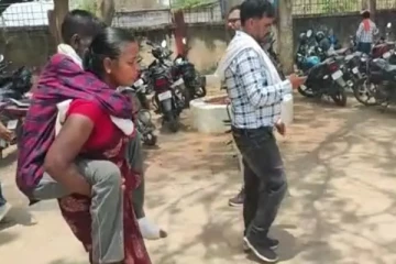 கணவரான தேர்தல் அலுவலரை வாக்குச்சாவடிக்கு முதுகில் சுமந்து வந்த மனைவி..!