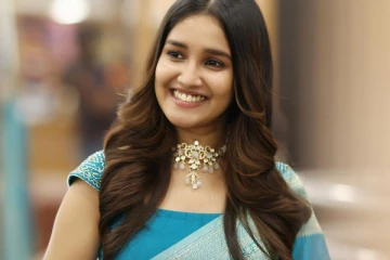 ரெட் ஹாட் உடையில் அனிகா! லேட்டஸ்ட் புகைப்படங்கள்