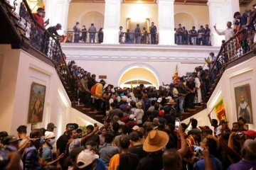 போராட்டக்காரர்களால் கைப்பற்றப்பட்ட ஜனாதிபதி மாளிகை! காணொளிகள் மூலம் சிக்கிய நூற்றுக்கும் மேற்பட்டோர்