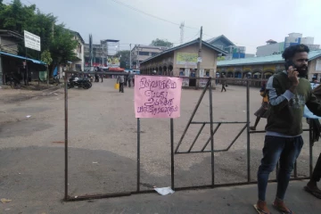 யாழில் இன்று திடீர் பணிப்புறக்கணிப்பு! தொங்க விடப்பட்ட பதாதைகள் (படங்கள்)
