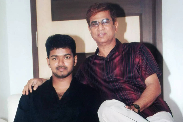 வெறும் 76 ஆயிரம் பணத்துக்காக ஜப்தியாகும் விஜயின் அப்பாவின் சொத்து! ஷாக்கில் உறைந்த திரையுலகம் | Vijay S Father House Receives Court Notice வெறும் 76 ஆயிரம் பணத்துக்காக ஜப்தியாகும் விஜயின் அப்பாவின் சொத்து! ஷாக்கில் உறைந்த திரையுலகம் | Vijay S Father House Receives Court Notice