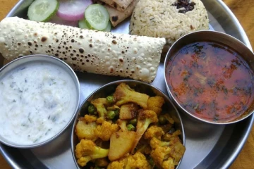 உணவில் வெங்காயம் ; ஹோட்டலை அடித்து நொறுக்கிய நபர்கள்