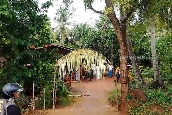 அனுராதபுரத்தில் இரு குழுக்களுக்கிடையே மோதல்: பொலிஸ் அதிகாரிகள் உட்பட 5 பேர் வைத்தியசாலையில்! | Clash Between Two Groups In Anuradhapuram Police