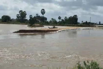 ගල් ඔයේ ඉවුරු කැඩී යයි..අක්කර සීයක් ජලයෙන් යටවෙයි..