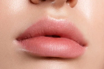 உதடுகள்  சிகப்பழகுடன் வைத்திருக்க வேண்டுமா? இவற்றில் ஒன்றை செய்தாலே போதும்!