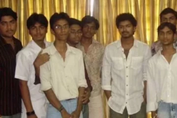 இந்த புகைப்படத்தில் விஜய்யுடன் இருக்கும் பிரபல நடிகர் யார் என்று உங்களுக்கு தெரியுமா? இதோ பாருங்க