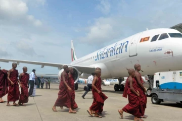 விமானத்தில் இலங்கை வந்த பிக்குவின் பணத்தை திருடிய சீன பிரஜை