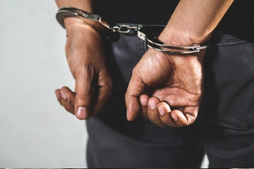 බලපත්‍ර නොමැතිව මැණික් ගරමින් සිටි තිදෙනෙකු අත්අඩංගුවට