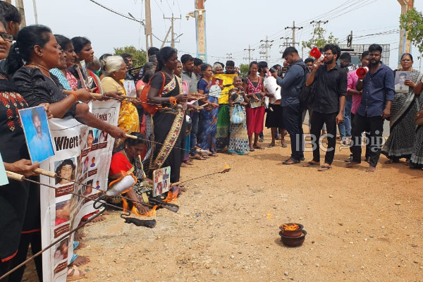 யாழில் தீப்பந்தப் போராட்டம் : இலங்கை அரசைக் காப்பாற்றும் ஐ.நாவின் அறிக்கைக்கு தீ வைப்பு | Govt Un Report Set On Fire During Chemmani Protest