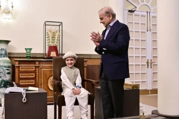 பாகிஸ்தான் பிரதமர் நாற்காலியில் 6 வயது சிறுவன்; வைரலாகும் காணொளி