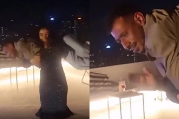 யுவேந்திர சாஹலை தோள்மேல் தூக்கி சுற்றிய மல்யுத்த வீராங்கனை- வைரல் வீடியோ