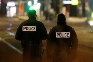 பிரான்சில்   வெட்டிய தலையுடன் பொலிஸ்  நிலையம்  சென்றவரால் பரபரப்பு