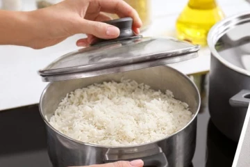 குக்கரில் சாதம் சமைத்து சாப்பிட்டால் உடல்நலத்திற்கு தீங்கா? அதிர்ச்சி தகவல்