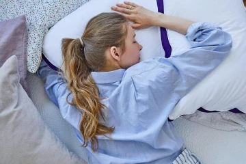 கனடாவில் உறங்கிகொண்டிருந்த பெண் ; திடீரென விழுந்த  ராட்சத கல்லால் அதிர்ச்சி