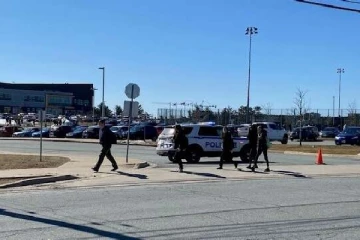 கனேடிய பாடசாலையில் கத்தி குத்து தாக்குதல்; மாணவர் ஒருவர் கைது