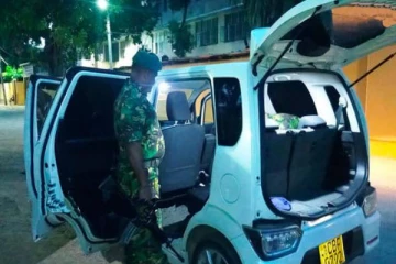 சொகுசு காரில் இருந்த மர்ம பொருள்... இருவரை கைது செய்த அதிரடிப்படையினர்