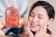 வறண்ட சருமத்தை மிருதுவாக்கும் ரோஸ் வாட்டர்: எப்படி பயன்படுத்துவது?