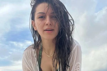 திருமணத்திற்கு பின் நீச்சல் உடை ஸ்மைலி போஸ்!! நடிகை ஹன்சிகா புகைப்படம்