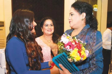 "ඒ නාට්යයේ තිබුණු ප්රේම ජවනිකා නිසා තවත් ඔහුගේ ඇසුර මට ළඟින්ම දැනුණා, ආදරේ දුර දිග ගියා.." ජනප්රිය රංගන ශිල්පිනියක් කියන කතාව(PHOTOS)
