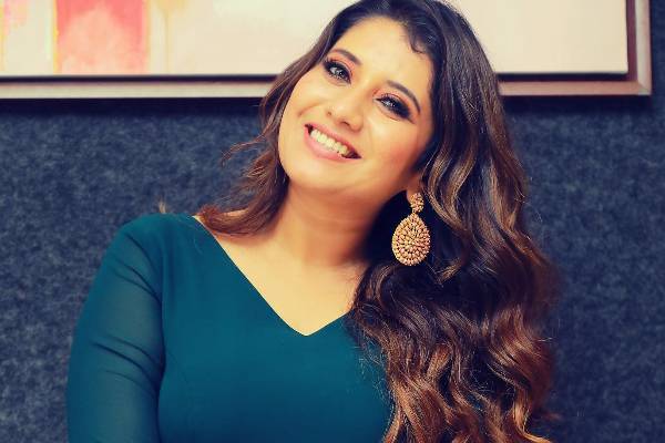 கணவருடன் நெருக்கமாக காணொளி வெளியிட்ட பிரியங்கா தேஷ்பாண்டே! | Vj Priyanka Deshpande With Her Husband New Post