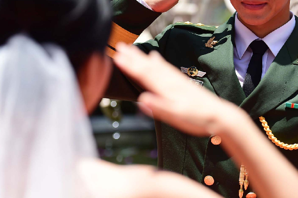 தன்னை காப்பாற்றிய ராணுவ வீரரையே திருமணம் செய்த சீனப் பெண் - சுவாரஸ்ய தகவல் | Hinese Woman Marries Soldier Who Saved