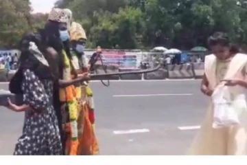 எமதர்மன் உருவத்தில் கொரோனா விழிப்புணர்வு ஏற்படுத்திய நாடக கலைஞர்கள்