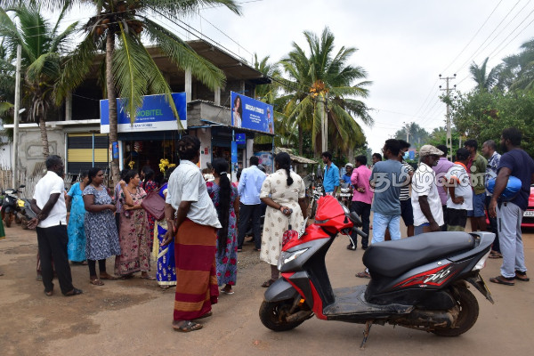 வீதியை செப்பனிடுமாறு கோரி மக்கள் வீதியை மறித்து போராட்டம் (Video) | Block The Road And Protest Demanding