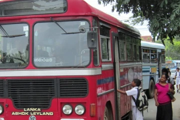 நின்று கொண்டிருந்த இருவர் மீது பேருந்து மோதியதில் ஒருவர் பலி