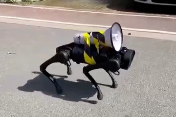 சீனாவில் கொரோனா விழிப்புணர்வை ஏற்படுத்திய இயந்திர நாய்!