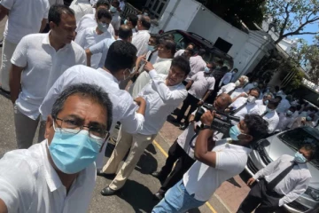 ඇඳිරිනීතිය මැද කොළඹ රත්වෙයි..ආරක්ෂක අංශ සමඟ උණුම් තත්ත්වයක්.(PHOTOS)