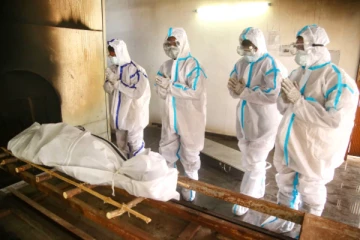 உட்கார்ந்த நிலையில் இறந்துபோன கொரோனா நோயாளி! நெஞ்சை உருக்கும் பரிதாப சம்பவம்