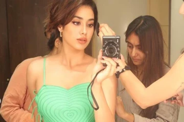 சேலையில் கிளாமர் காட்டி போஸ்!! ஸ்ரீதேவி மகள் ஜான்வியால் முழிக்கும் ரசிகர்கள்..