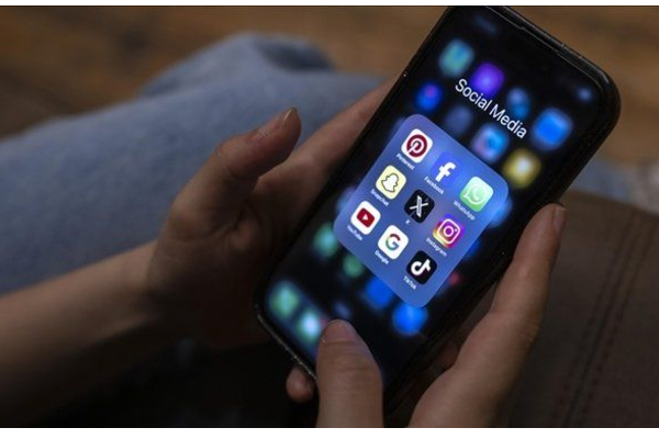 இந்தியாவிலும் சிறுவர்கள் சமூக ஊடகங்களை பயன்படுத்த தடை? மாநிலங்கள் ஆலோசனை | Indian States Plans Social Media Ban For Childrens