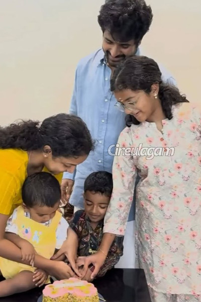15வது வருட திருமண நாளை மனைவியுடன் கேக் வெட்டி கொண்டாடிய சிவகார்த்திகேயன்... போட்டோஸ் இதோ | Sivakarthikeyan Celebrates 15Th Year Anniversary