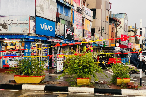 மாவீரர் நினைவேந்தல் ;மட்டக்களப்பு நகரில் சிவப்பு - மஞ்சள் கொடிகள் | Heroes Red And Yellow Flags In Batticaloa